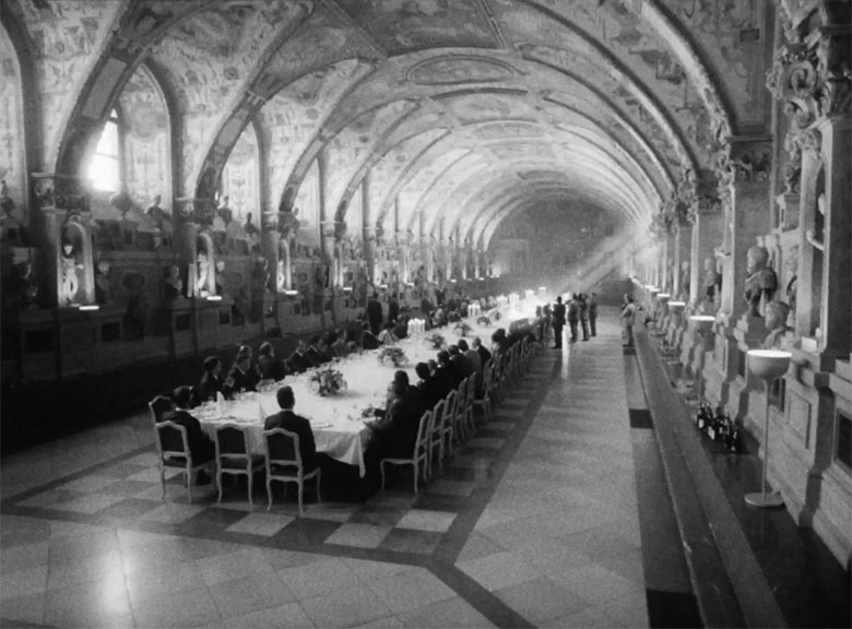 Bajo las banderas, el sol: El archivo como memoria viva