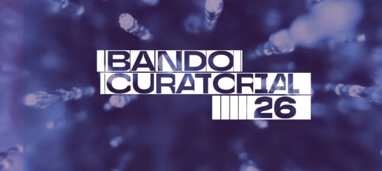 El programa autogestivo Bando Curatoriala Veintis&eacute;is,  cuyo principal objetivo es construir nuevas rutas de exhibici&oacute;n, distribuci&oacute;n y programaci&oacute;n audiovisual en Am&eacute;rica Latina, lanz&oacute; su convocatoria internacional dirigida a personas, colectivos y proyectos independientes que crean en la programaci&oacute;n, la exhibici&oacute;n y la distribuci&oacute;n audiovisual como pr&aacute;cticas capaces de generar encuentros, fortalecer comunidades e imaginar otros futuros posibles.    Organizado desde M&eacute;xico por un equipo independiente vinculado a Cineka, Bando Curatorial es un programa autogestivo de formaci&oacute;n e intercambio dirigido a quienes desarrollan proyectos relacionados con cineclubes, festivales, exhibici&oacute;n cinematogr&aacute;fica, distribuci&oacute;n independiente, mediaci&oacute;n cultural, cr&iacute;tica, investigaci&oacute;n, archivos audiovisuales, videoensayo y pr&aacute;cticas audiovisuales contempor&aacute;neas.  M&aacute;s que un curso especializado, Bando Curatorial es una invitaci&oacute;n a compartir preguntas, experiencias y herramientas para pensar colectivamente c&oacute;mo circulan las im&aacute;genes y qu&eacute; papel desempe&ntilde;an en la construcci&oacute;n de nuestras comunidades, se&ntilde;alaron sus organizadores.     Detallaron que la edici&oacute;n 2026 se articula bajo la consigna: Pa s o s. D i re c ci o ne s. C a m i n os. A n d a n z a s. Cuatro palabras que evocan movimiento, trayecto y acompa&ntilde;amiento, que hablan de detenernos a revisar el lugar desde donde caminamos, reconocer las rutas abiertas por quienes nos antecedieron y atrevernos a imaginar nuevas direcciones para el cine y las pr&aacute;cticas audiovisuales en Am&eacute;rica Latina.    Durante esta edici&oacute;n ser&aacute;n seleccionadas 32 personas participantes, organizadas en dos grupos de trabajo de 16 integrantes cada uno. Cada grupo desarrollar&aacute; una l&iacute;nea de exploraci&oacute;n distinta: L&iacute;nea de Encuentro: Exhibici&oacute;n y Programaci&oacute;n Audiovisual, dedicada a reflexionar sobre la programaci&oacute;n, la mediaci&oacute;n cultural, la construcci&oacute;n de audiencias y los procesos curatoriales. L&iacute;nea de Circulaci&oacute;n: Distribuci&oacute;n y Movilidad del Audiovisual, enfocada en estrategias de distribuci&oacute;n independiente, dise&ntilde;o de circuitos alternativos, sostenibilidad y colaboraci&oacute;n regional.    Entre septiembre y octubre de 2026, las personas seleccionadas participar&aacute;n en sesiones virtuales impartidas por profesionales provenientes de distintos territorios de Am&eacute;rica Latina y Canad&aacute;, quienes compartir&aacute;n experiencias desde la exhibici&oacute;n, la programaci&oacute;n, la distribuci&oacute;n y el pensamiento audiovisual contempor&aacute;neo.    Las personas invitadas confirmadas son: Lola D&iacute;az Gonz&aacute;lez (M&eacute;xico), Nicol&aacute;s Vogt (Chile), Rafael Guilhem (M&eacute;xico), Irene Franco y Roberto Bernasconi (Argentina), Julio Dur&aacute;n (M&eacute;xico), Leslie Borsani, Daniela Whaley y Zaira Sipaktli (M&eacute;xico), Paula Villegas (Colombia), Christian Sida (Canad&aacute;)  Y como cierre del programa, en noviembre se realizar&aacute; un encuentro presencial en la Ciudad de M&eacute;xico, pensado como un espacio para fortalecer v&iacute;nculos, compartir experiencias y ampliar las conversaciones sobre la exhibici&oacute;n y la circulaci&oacute;n audiovisual en la regi&oacute;n.    La convocatoria est&aacute; dirigida a proyectos independientes con al menos un a&ntilde;o de trayectoria provenientes de Am&eacute;rica Latina y el Caribe, as&iacute; como a iniciativas de Am&eacute;rica del Norte interesadas en desarrollar v&iacute;nculos con las pr&aacute;cticas audiovisuales latinoamericanas.    Las postulaciones permanecer&aacute;n abiertas del 26 de junio al 31 de julio de 2026 y los resultados ser&aacute;n publicados el 14 de agosto, mientras que las actividades iniciar&aacute;n en septiembre pr&oacute;ximo.