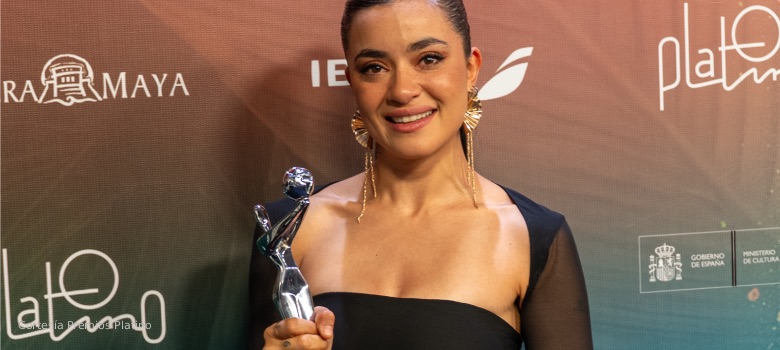 Paulina Gait&aacute;n triunfa con Las Muertas en los Premios Platino