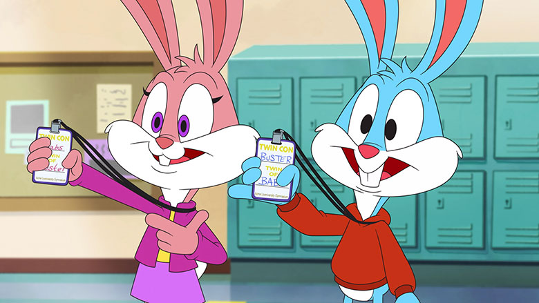 Buenas noticias para los más pequeños del hogar y esos niños de veintisiempre, pues en abril llegan a la plataforma Max y los canales Cartoon Network y Cartoonito las nuevas temporadas de Tiny Toons Looniversidad y Bugs Bunny y sus amigos a la obra. La segunda temporada de Tiny Toons Looniversidad llegará el viernes 29 de marzo a la plataforma Max, y el mismo día, a las 7 p.m., Cartoon Network transmitirá el especial de dos partes "Spring Break" y a partir del 1 de abril se estrenará un nuevo episodio cada lunes a las 20:00 horas, hasta el 6 de mayo. En esta nueva temporada seguiremos a Buster, Barbs Bunny y sus nuevos amigos Hamton Cerdito, Pato Plucky y Pío Pi en LOONIVERSIDAD ACME, la prestigiosa institución de educación superior para travesuras. Mientras están inscritos, forman lazos duraderos entre ellos y perfeccionan sus habilidades como dibujos animados, con la ayuda (y travesuras) de algunos de los personajes más icónicos del universo de Looney Tunes. Por otra parte, Bugs Bunny y sus amigos a la obra llegará a Max y a Cartoonito el 1 de abril. Tras el estreno, el canal emitirá un nuevo episodio semanal los lunes a las 12:30 horas. En Cartoon Network, la emisión de los episodios comienza una semana después, a partir del sábado 6 de abril. En esta nueva entrega seguiremos a Bugs Bunny y Lola como gerentes del equipo de construcción de Looney Builders, formado por el Pato Lucas, Porky, Piolín y otras caras conocidas. Juntos, enfrentan proyectos de construcción ambiciosos para ayudar a los ciudadanos de Looneyburg. Ya sea construyendo una nueva pista de carreras o creando un helado de otro mundo, ningún desafío es demasiado grande para este equipo cuando trabajan juntos, utilizando sus herramientas súper locas y máquinas potenciadas.